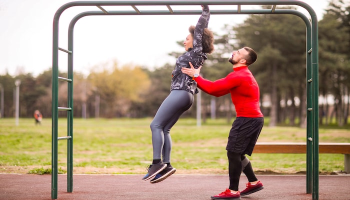 Couple exercising at the park | DNAfit Blog