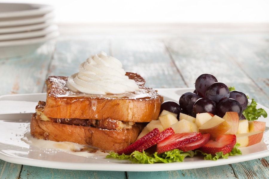 French toast with assorted fruit | DNAfit Blog