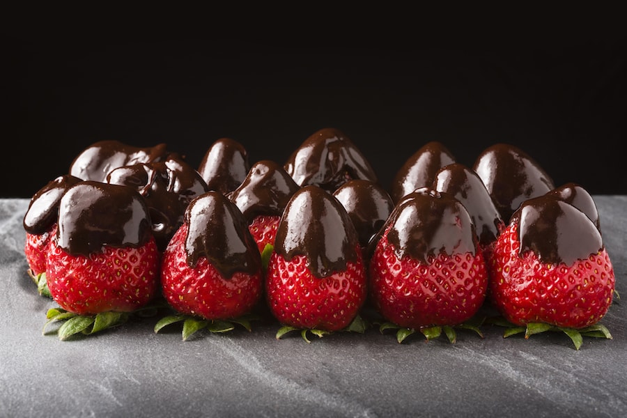 Strawberries covered in chocolate | DNAfit Blog