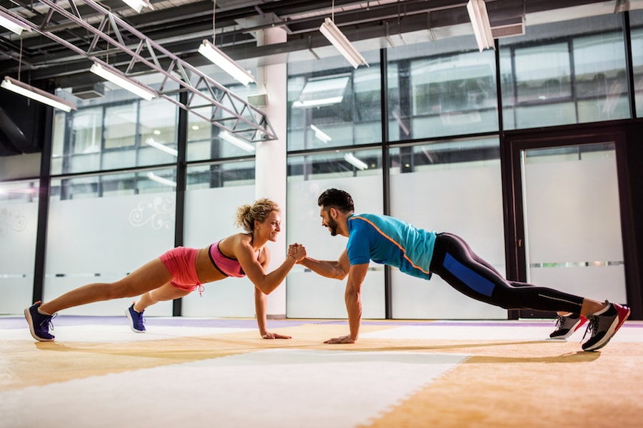 Couple doing push-ups | DNAfit Blog