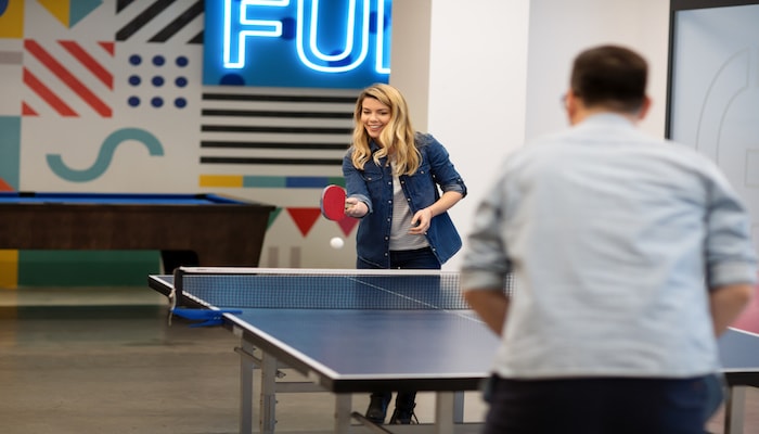 Colleagues playing table tennis | DNAfit Blog 
